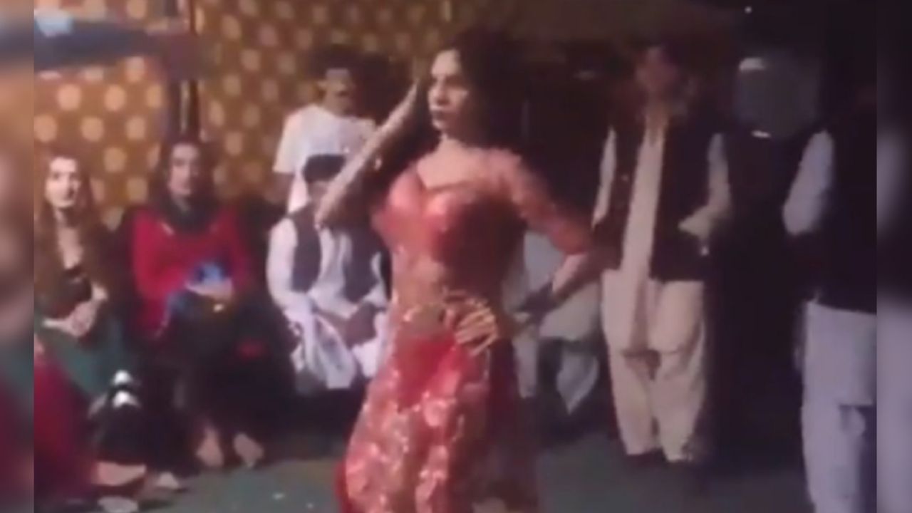 VIDEO: Bailarina recibe brutal patada en el pecho por parte de un hombre