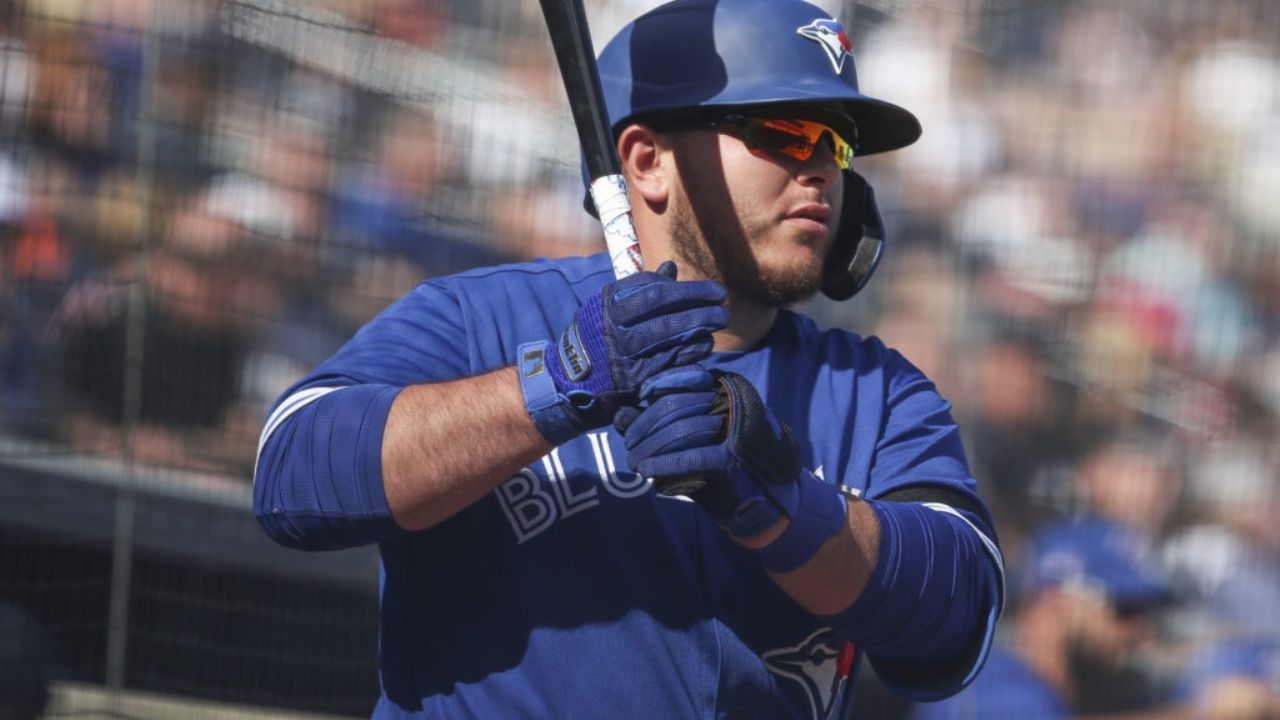 El receptor mexicano Alejandro Kirk presente en el roster de 60 de los Azulejos