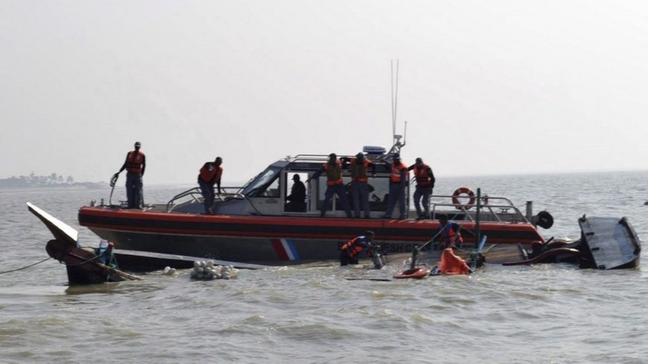 Al menos 32 personas mueren tras el hundimiento de un barco en un río de Bangladesh