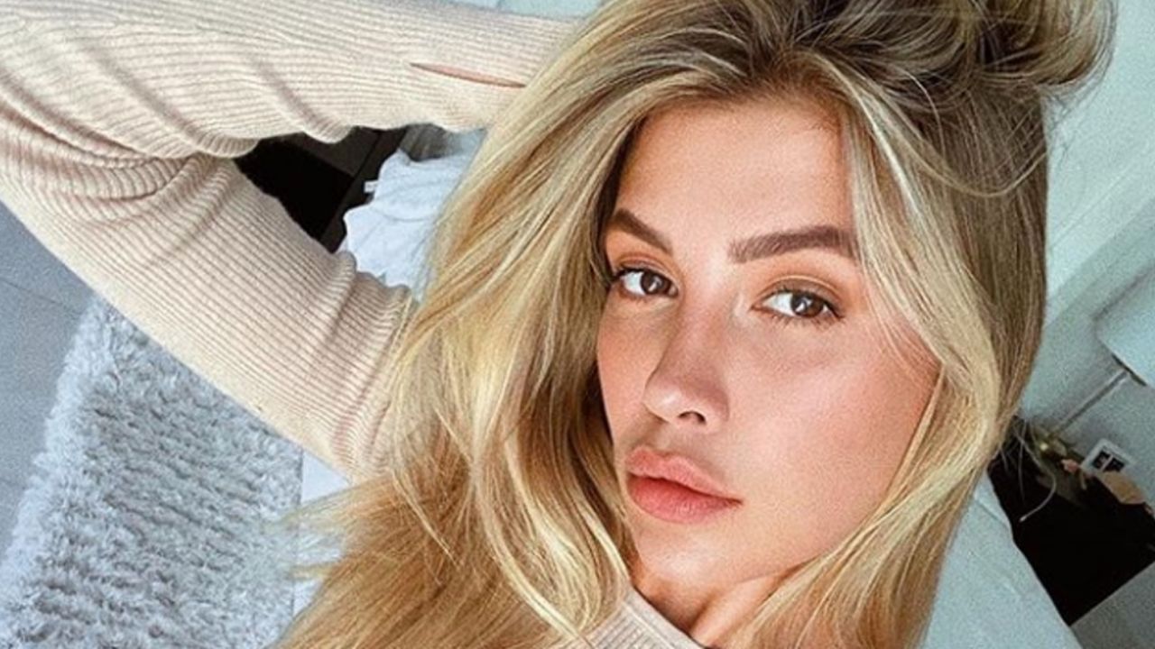 VIDEO: Michelle Salas, hija de Luis Miguel, se relaja en la playa con bikini blanco