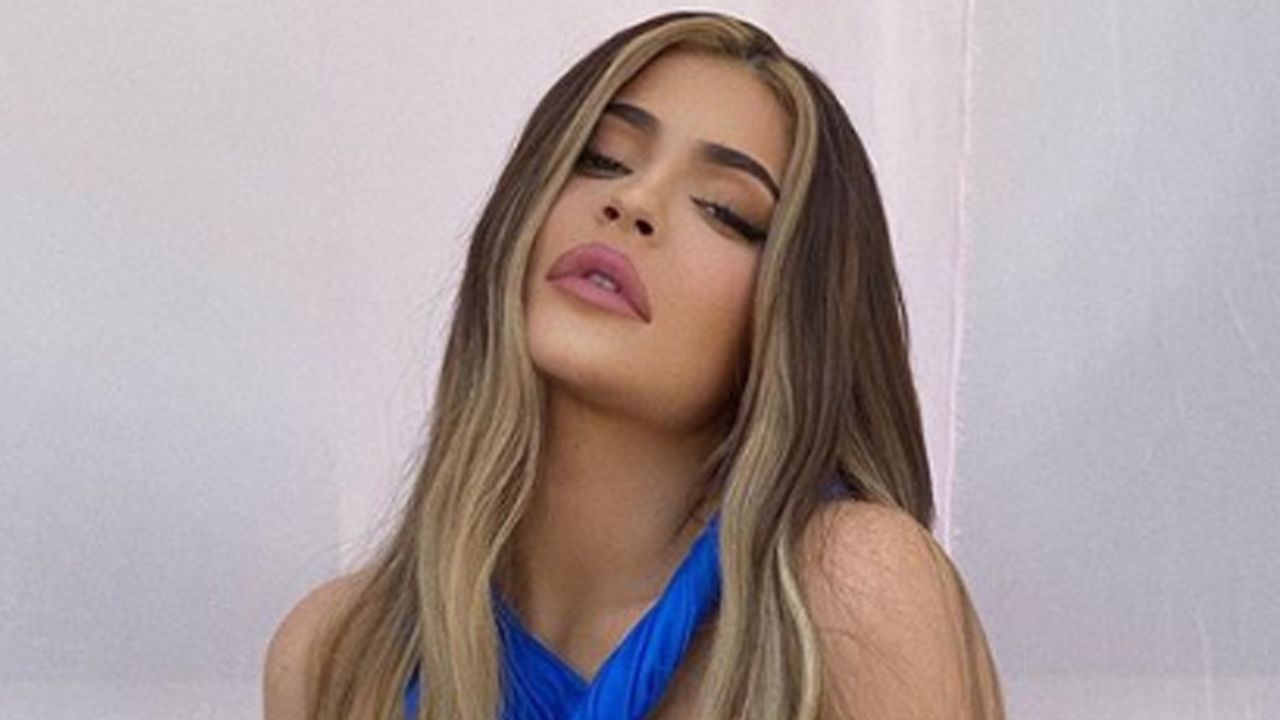 “Diosa”: En ajustado vestido color salmón, Kylie Jenner causa sensación en Instagram