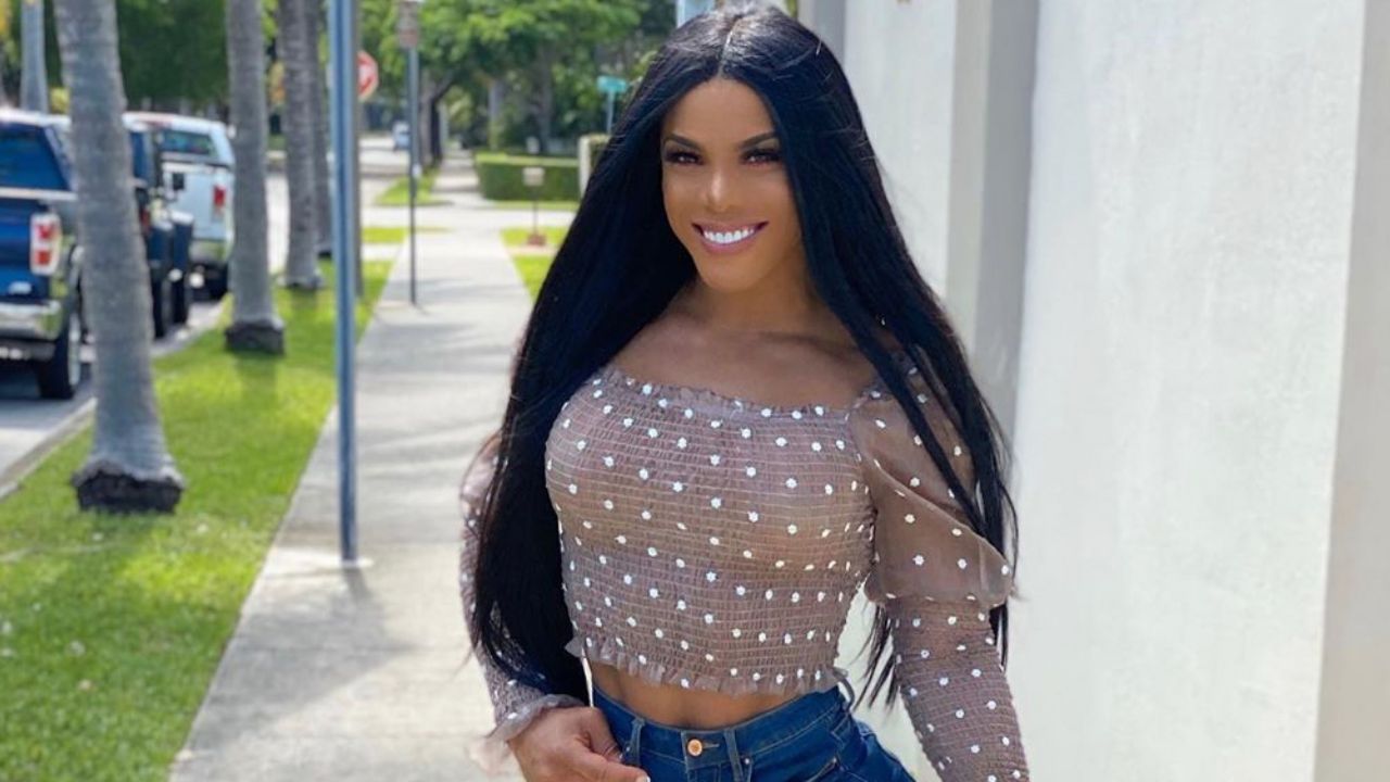 Yarishna Ayala ‘derrite’ Instagram al posar en traje de baño frente al espejo
