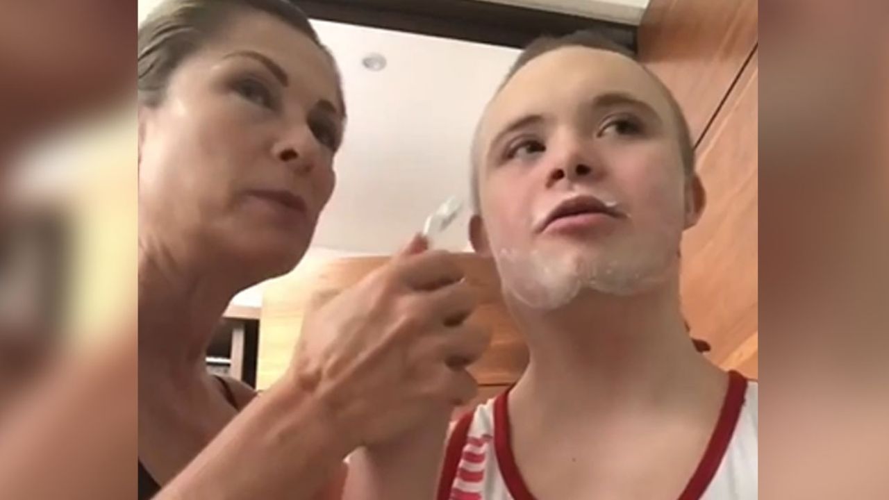 En ausencia de Juan Collado, Lety Calderón le enseña a su hijo cómo rasurarse