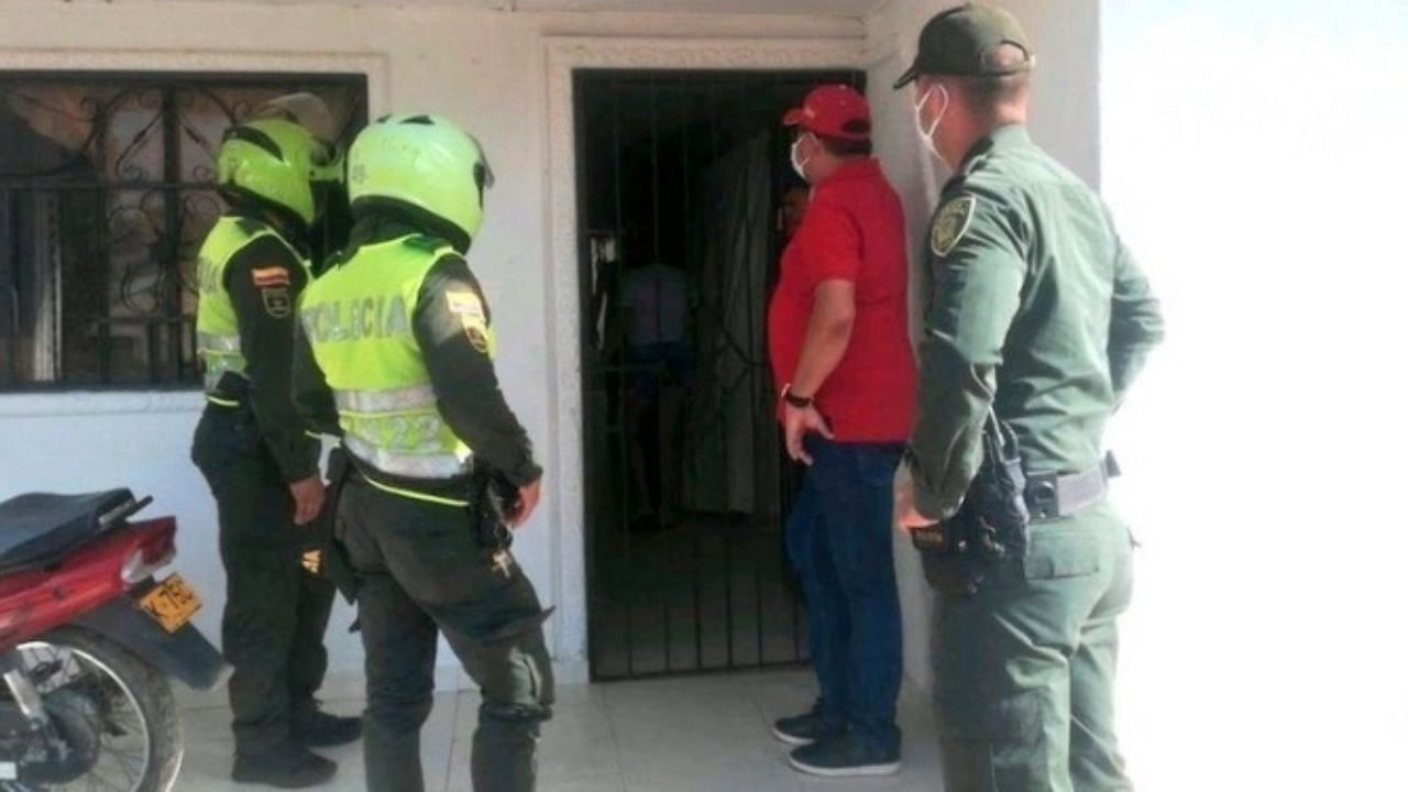 Alcalde pone el ejemplo y entrega a su hijo a la policía por violar la cuarentena