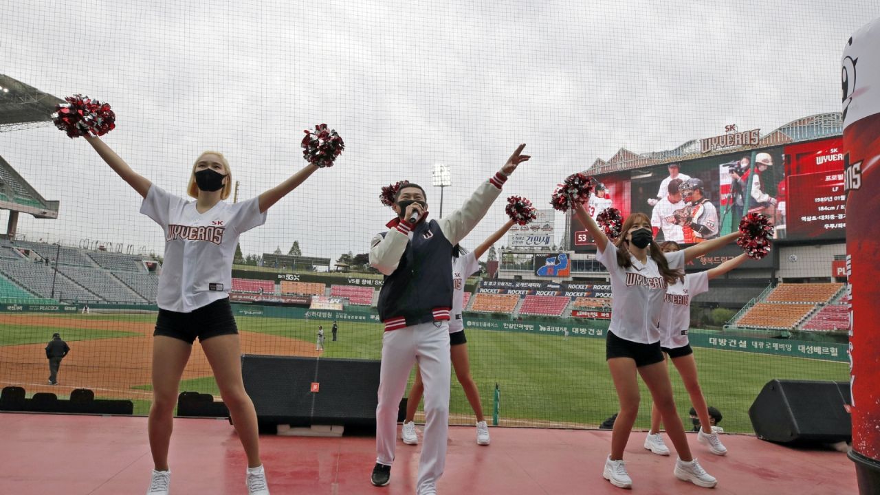 Con restricciones, beisbol surcoreano permitirá fanáticos en sus estadios