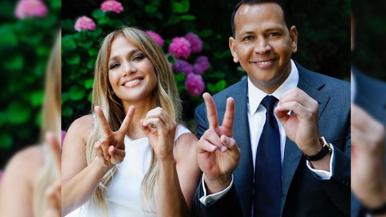 La cantante JLo y el expelotero ARod, tienen un mensaje especial para los graduados