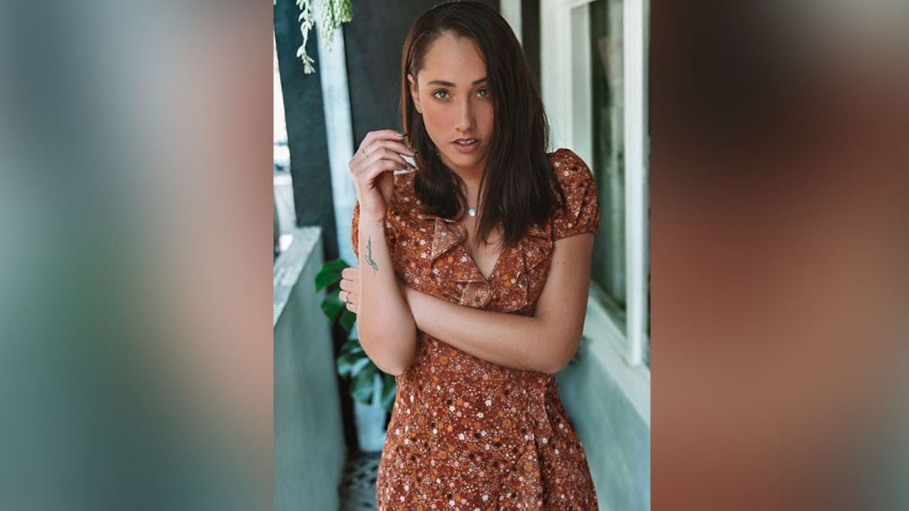 Keyla Caputo deleita pupilas sentada en la arena al lucir un coqueto bikini