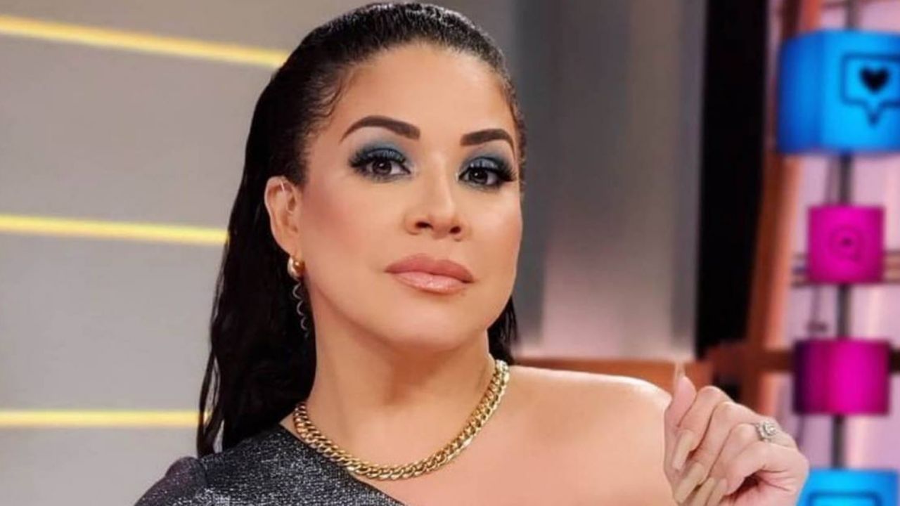 ‘La Venenosa’ mueve sus prominentes caderas con ajustado vestido en TikTok