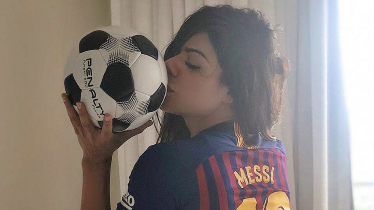 Suzy Cortez deleita la pupila de sus fans al posar desde la cancha de futbol