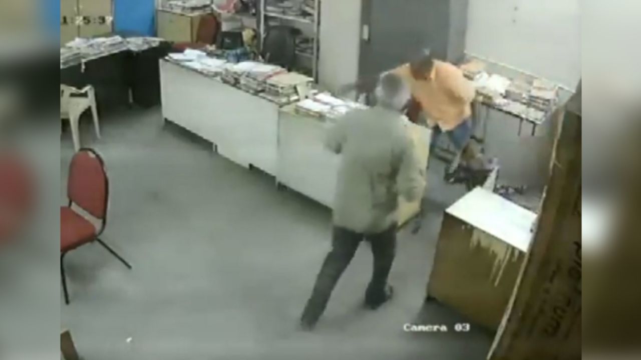 Funcionario de la India golpea salvajemente a una compañera tras pedirle que use mascarilla