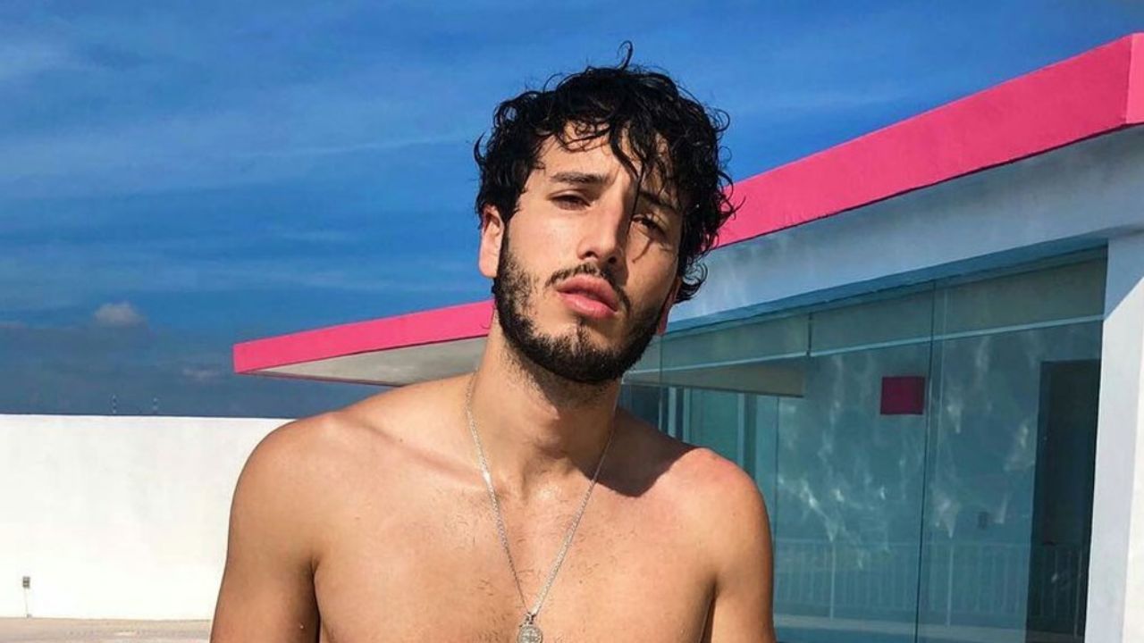 Sebastián Yatra revelaría el secreto de su entrepierna al posar en diminuto short