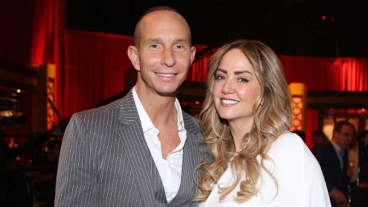 Erik Rubín, esposo de Andrea Legarreta, se descubre el torso y luce musculatura