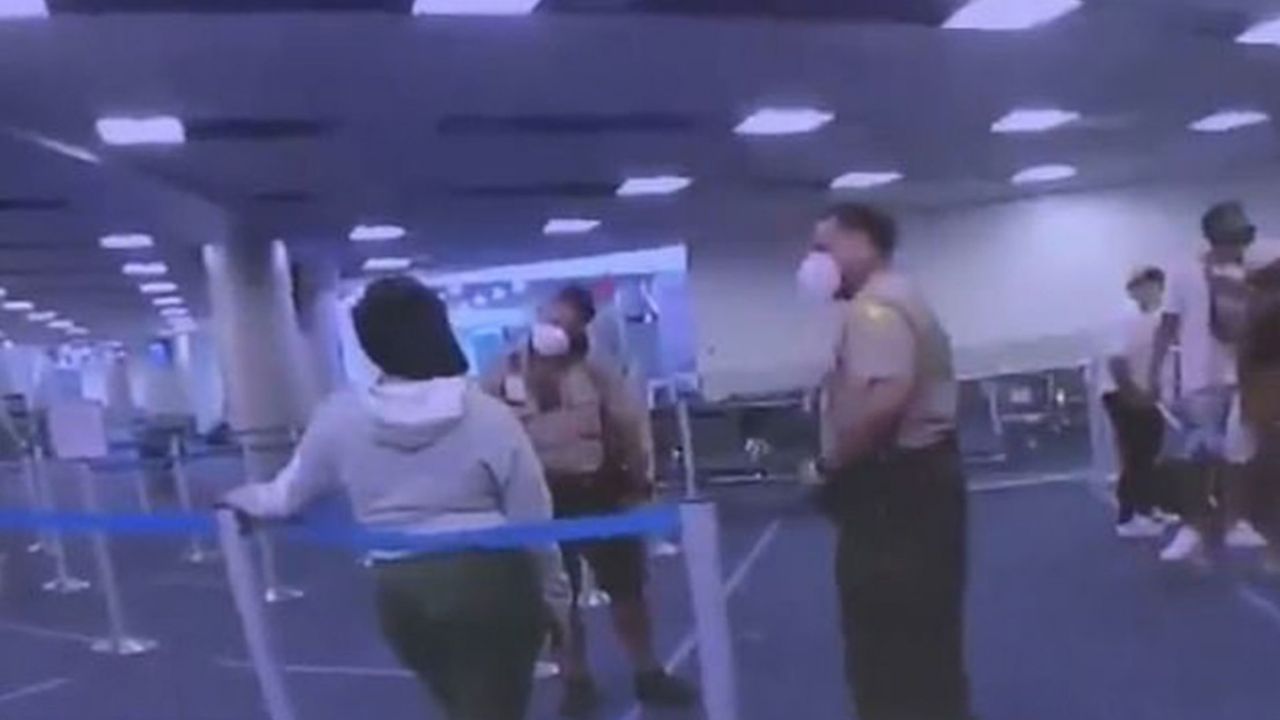 VIDEO: Tras llamarlo “negro”, policía da puñetazo a mujer en el aeropuerto de Miami