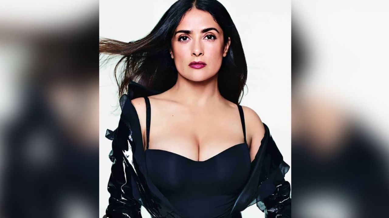 Salma Hayek a punto de ser traicionada por su descarado escote: “Ten piedad”