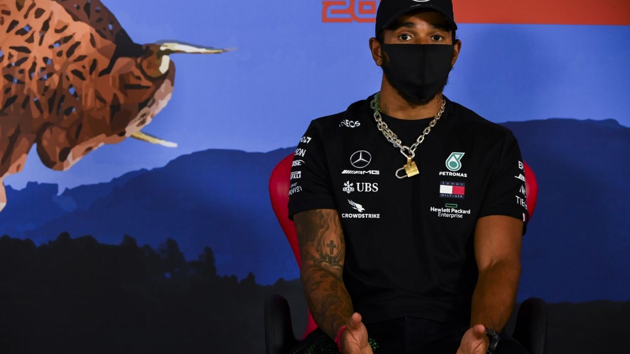 Lewis Hamilton critica a equipos rivales por no hablar del racismo