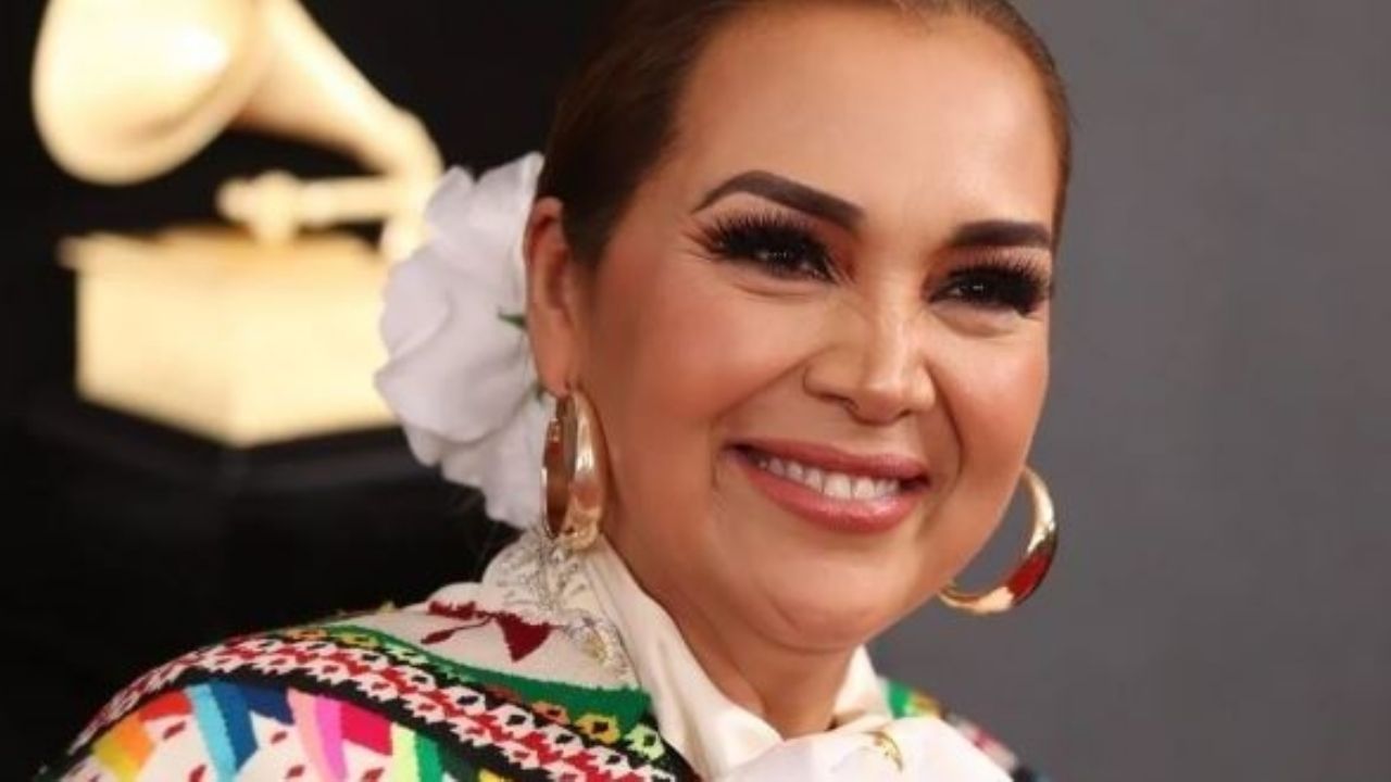 “Payasa y engreída”: Tunden a Aida Cuevas tras hablar del pleito de con su hermano Carlos