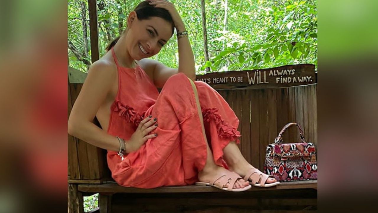 Claudia Lizaldi luce su increíble figura en traje de baño floreado: “Chiquita”