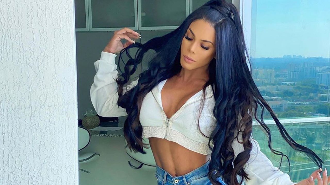 Yarishna Ayala luce sus leggings más ajustados durante su ardua rutina