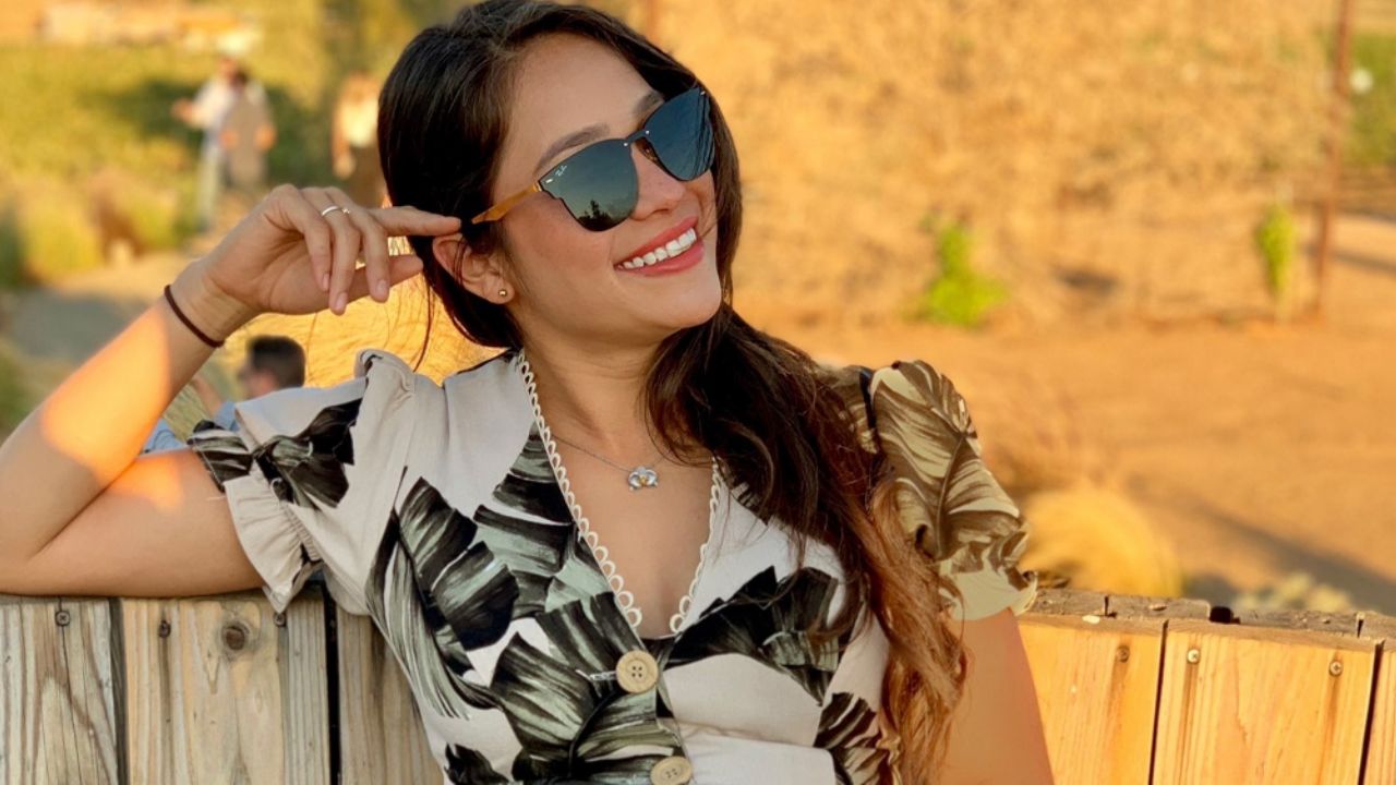 Evelyn Guijarro, excompetidora de ‘Exatlón’, disfruta de la piscina con ligero bikini