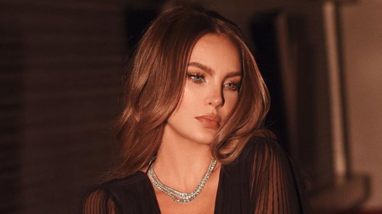 Belinda deslumbra en ‘La Voz Azteca’ con elegante y coqueto vestido negro