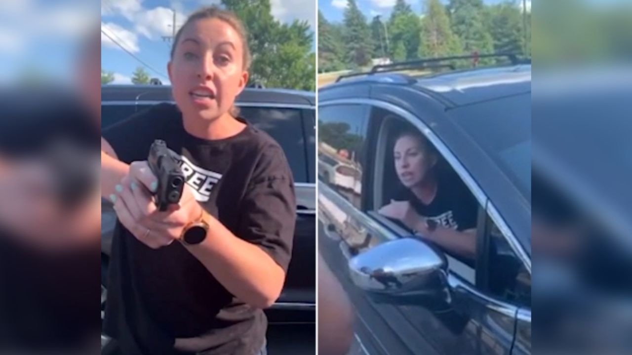 VIDEO: Mujer amenaza con un arma a familia afroamericana en restaurante de EU