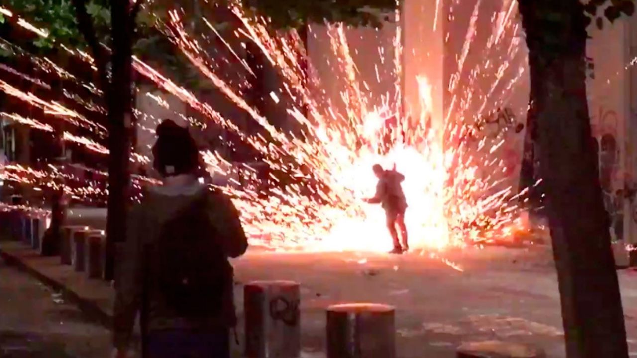 VIDEO: Cohete de fuegos artificiales explotan cerca del rostro de un hombre en EU