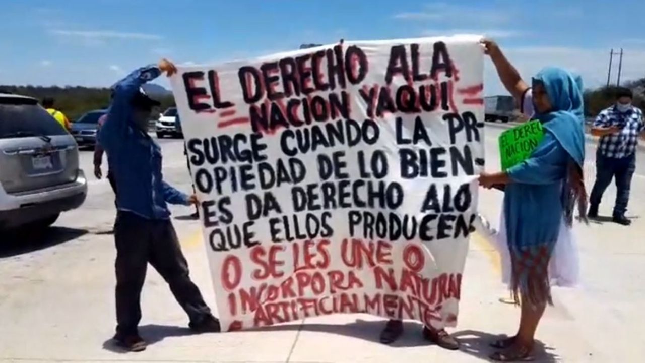 Yaquis bloquean la carretera internacional de Obregón, rechazan el Acuaférico