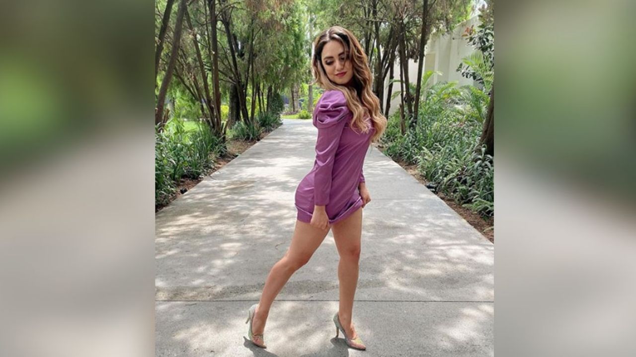 Tania Gómez eleva la temperatura al posar en minifalda ¡y despeinada! frente al espejo