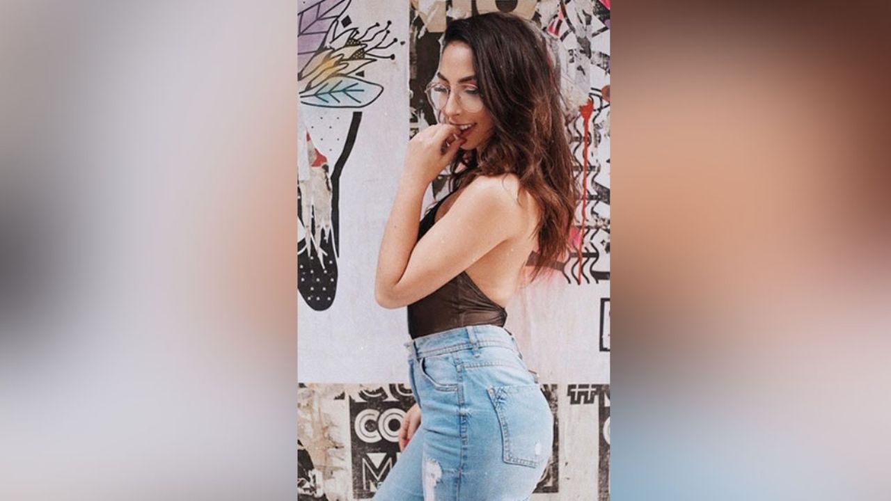 María Chacón roba suspiros al exhibirse con una diminuta pijama desde la cocina