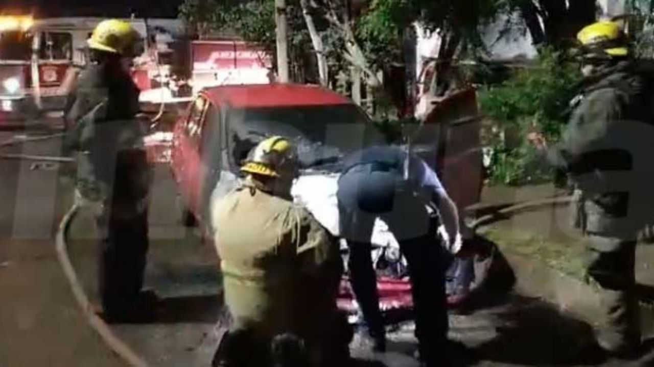 Cajeme: Bomberos se movilizan a la Municipio Libre por el incendio de un automóvil
