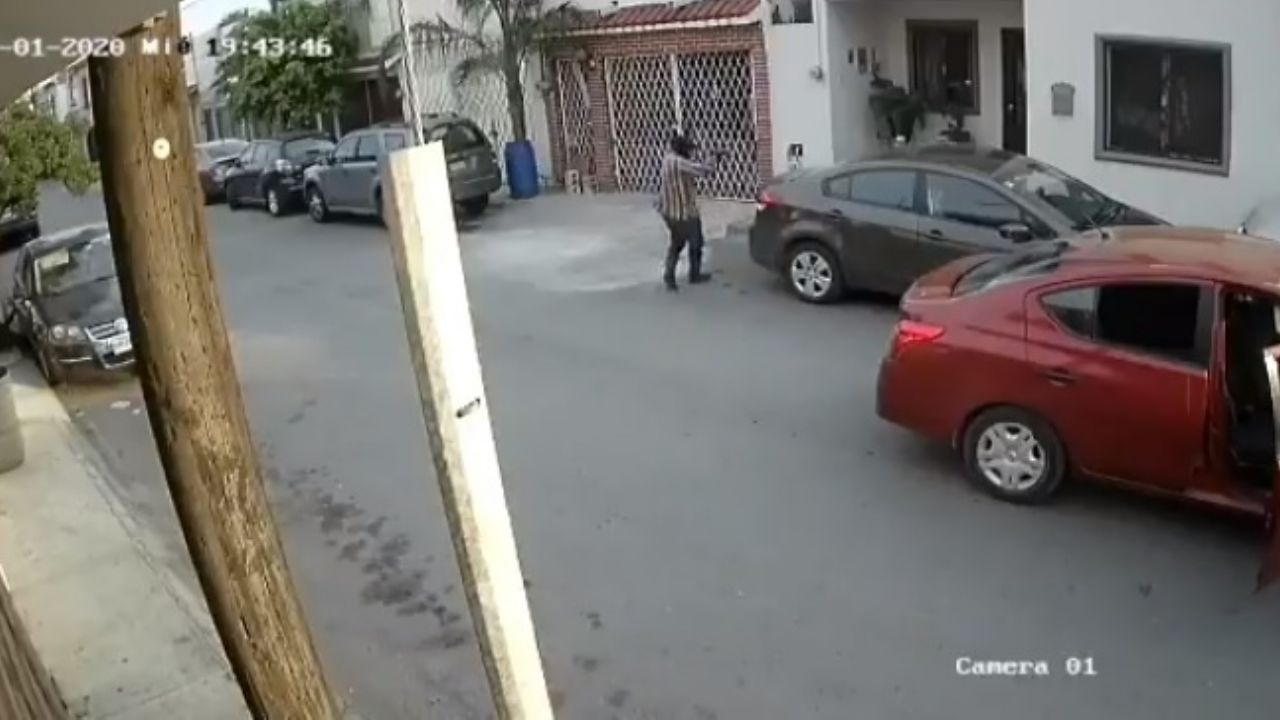 Monterrey: Ladrones a bordo de un auto rojo son denunciados en redes sociales