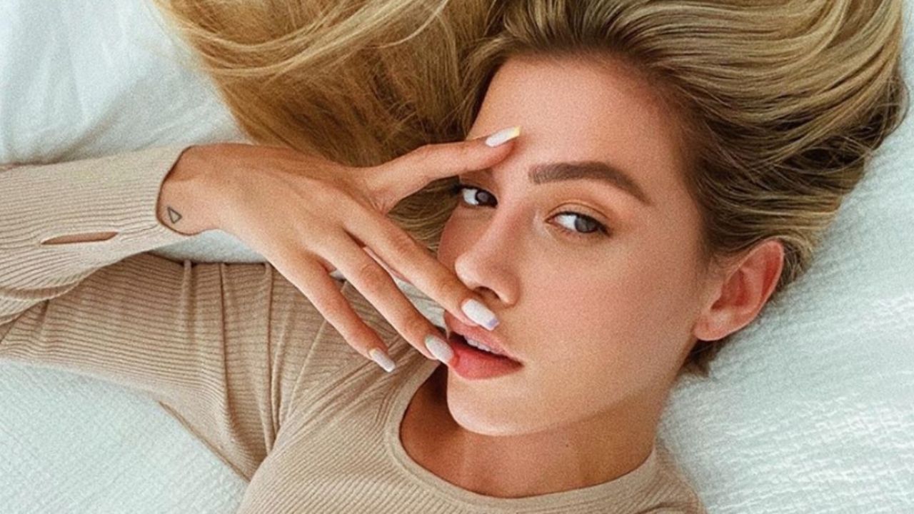 Michelle Salas, hija de Luis Miguel, disfruta de la playa con coqueto bikini naranja