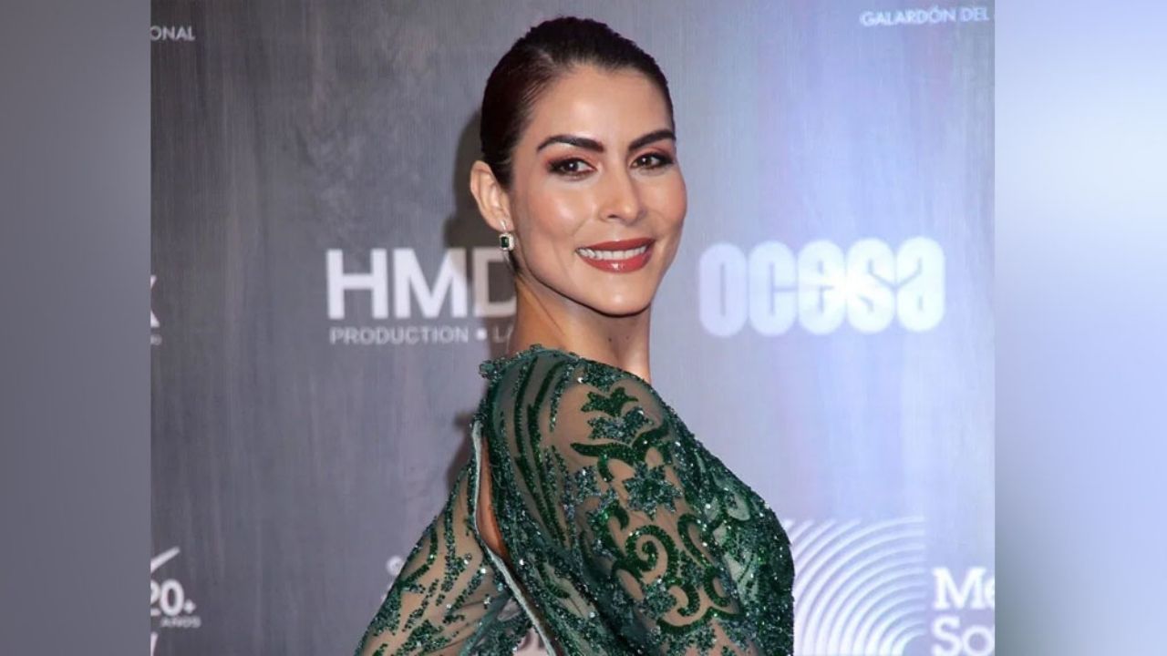 Frente a la chimenea, María León derrite Instagram al modelar tremendo ‘outfit’