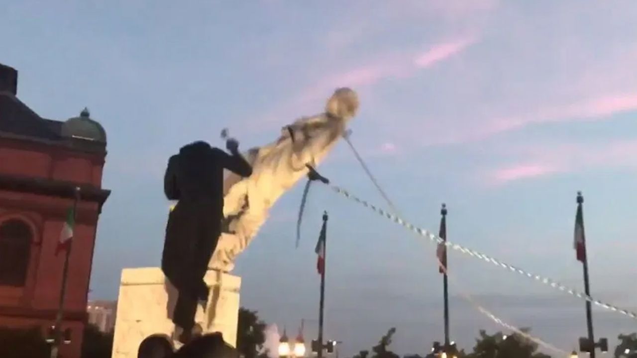 4 de julio de terror: Ciudadanos inconformes queman banderas y derriban estatua de Cristóbal Colón