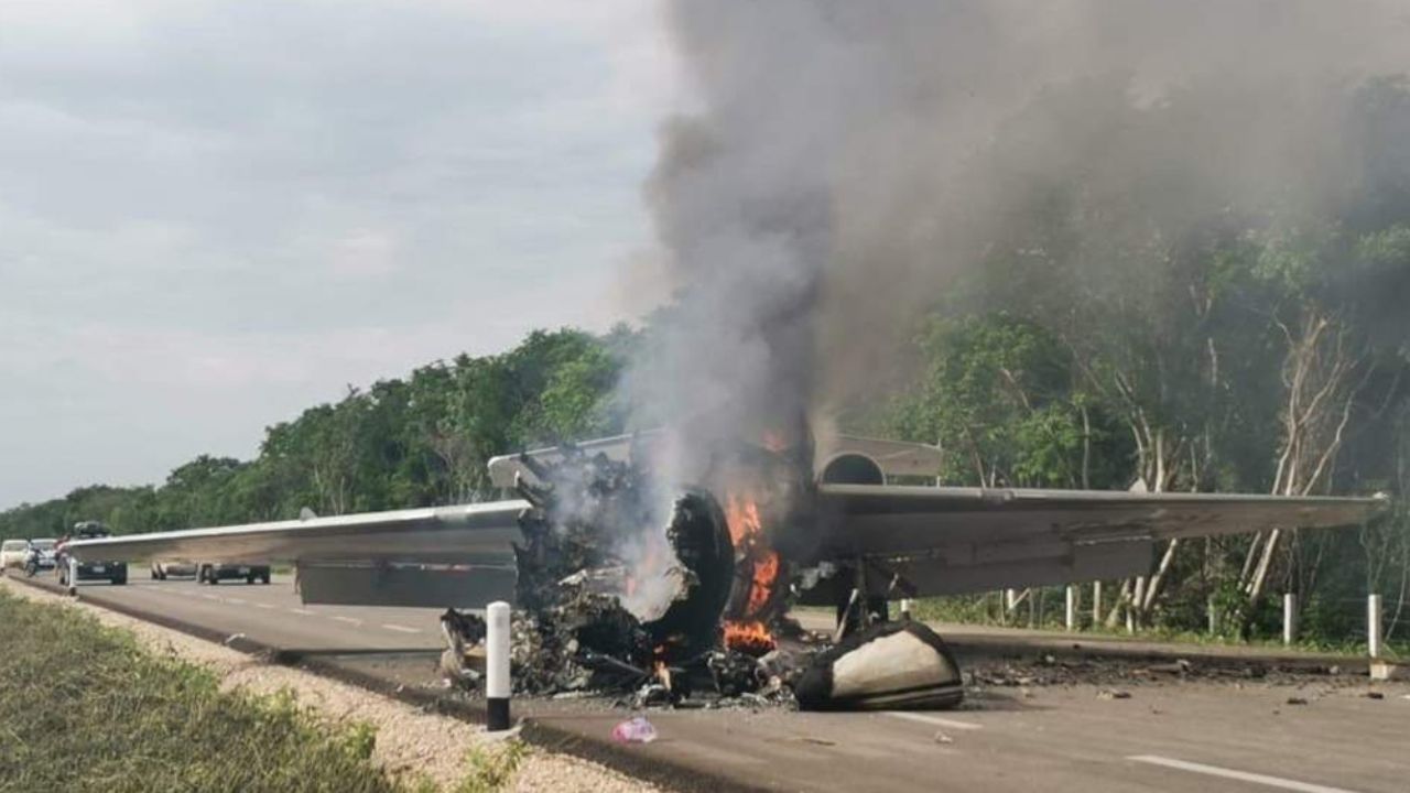 VIDEO: Presunta narcoavioneta se ve forzada a aterrizar en carretera de Quintana Roo y se incendia