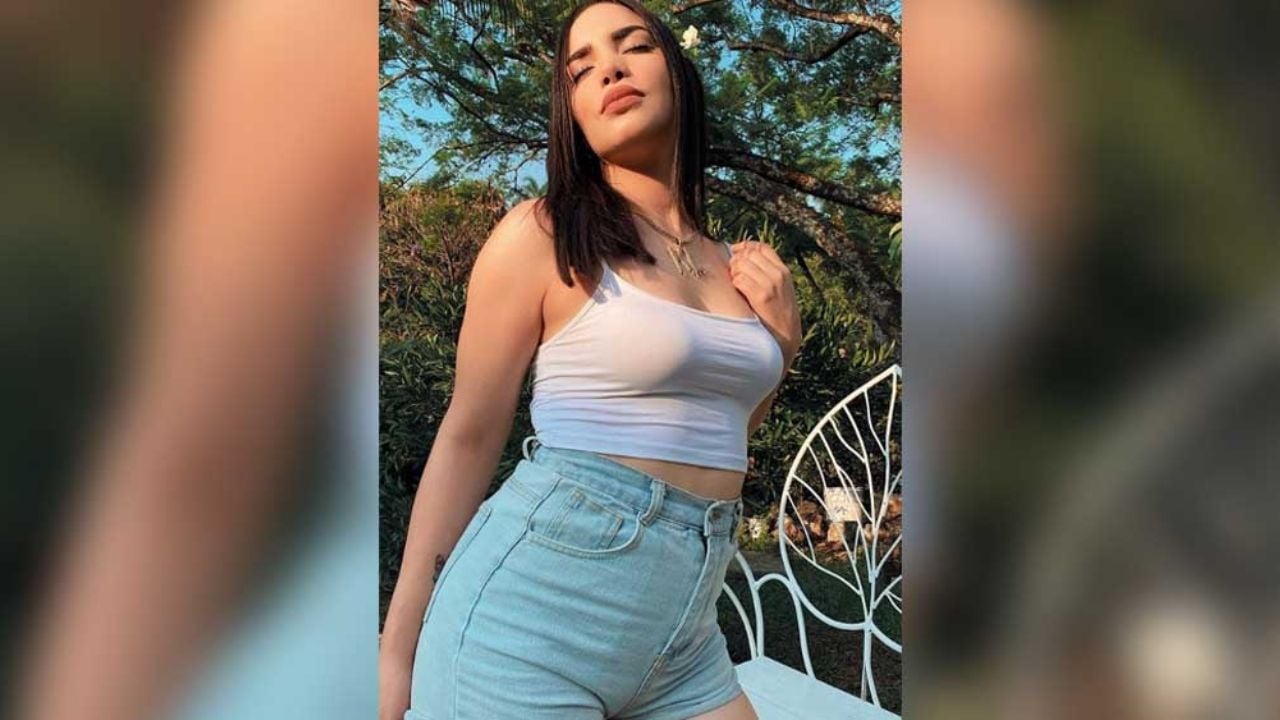 Kimberly Loaiza casi enseña de más en Instagram al lucirse con atrevida minifalda