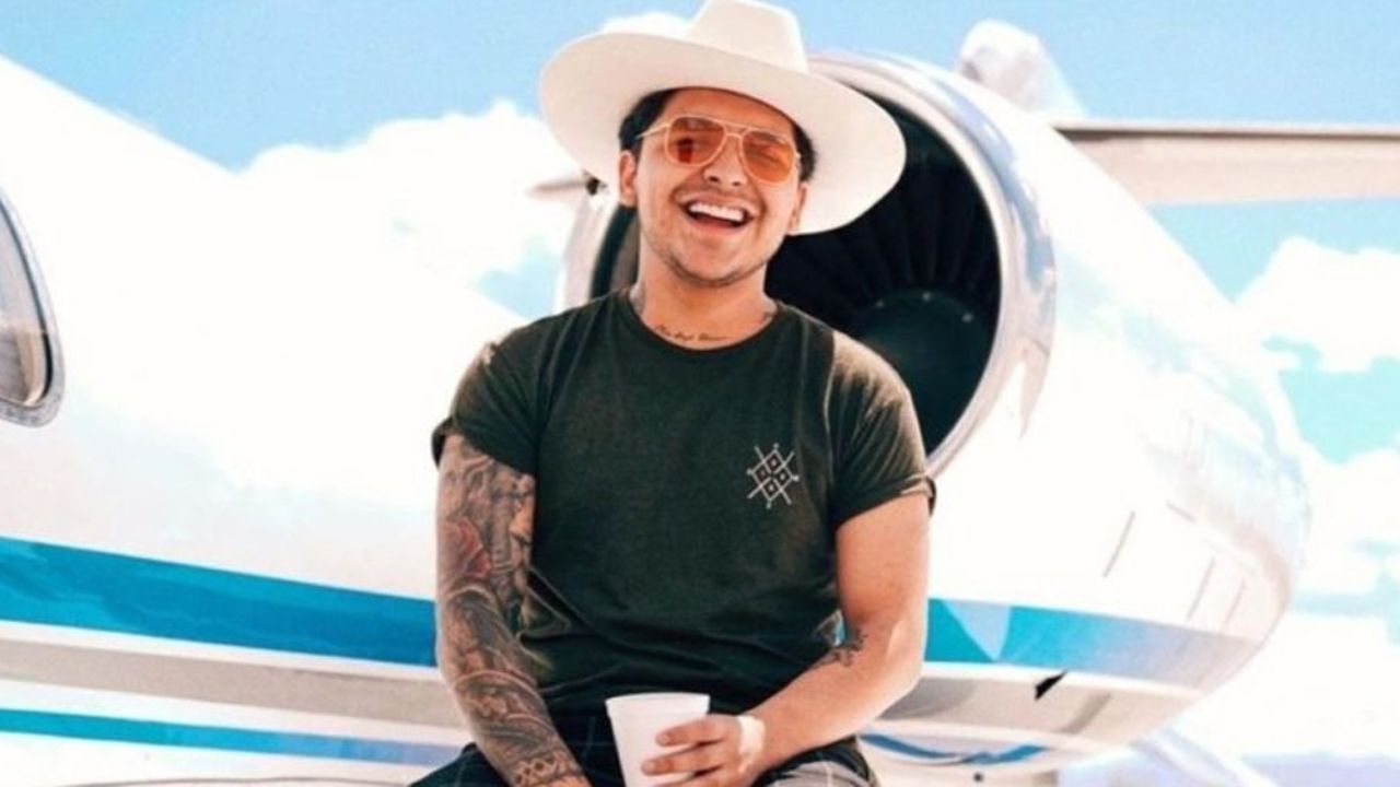 Christian Nodal es blanco de críticas por cantar sin camisa y mostrar sus tatuajes