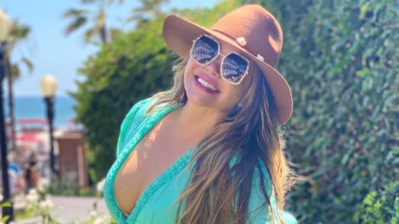 Desde la playa, Chiquis Rivera complace a sus fans con tentador bikini rojo