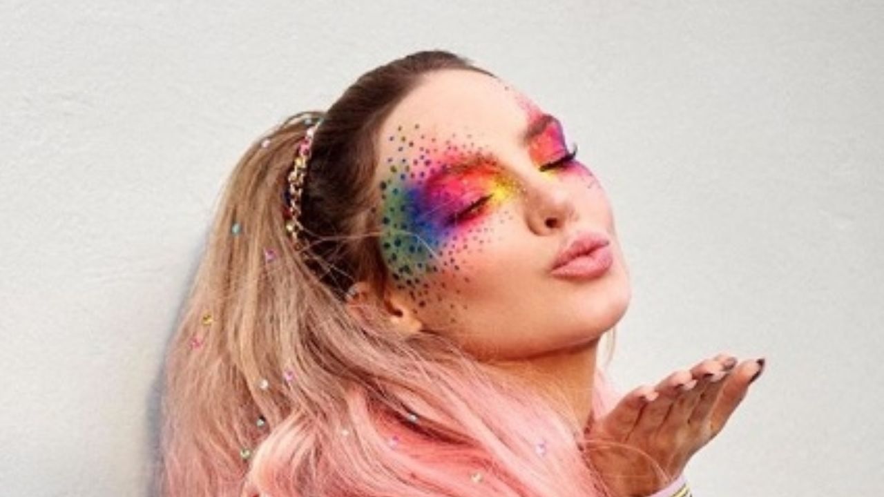 Belinda posa como toda una modelo al mostrar su espectacular ‘look’ de ‘La Voz Azteca’