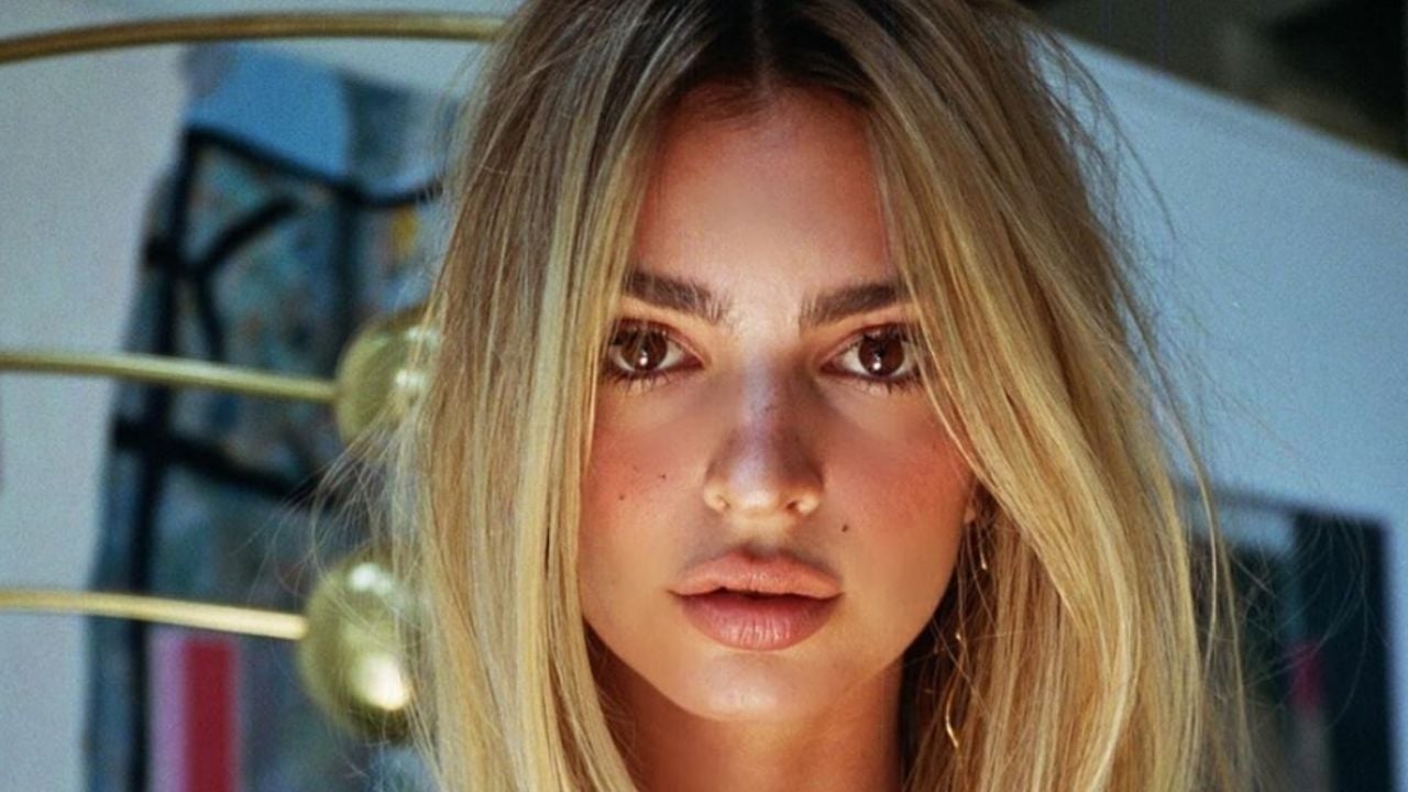 Emily Ratajkowski deja el confinamiento y luce minibikini desde la naturaleza