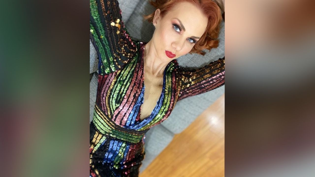 Michelle Vieth prende a fans al enseñarlo todo en revelador vestido con descarado escote