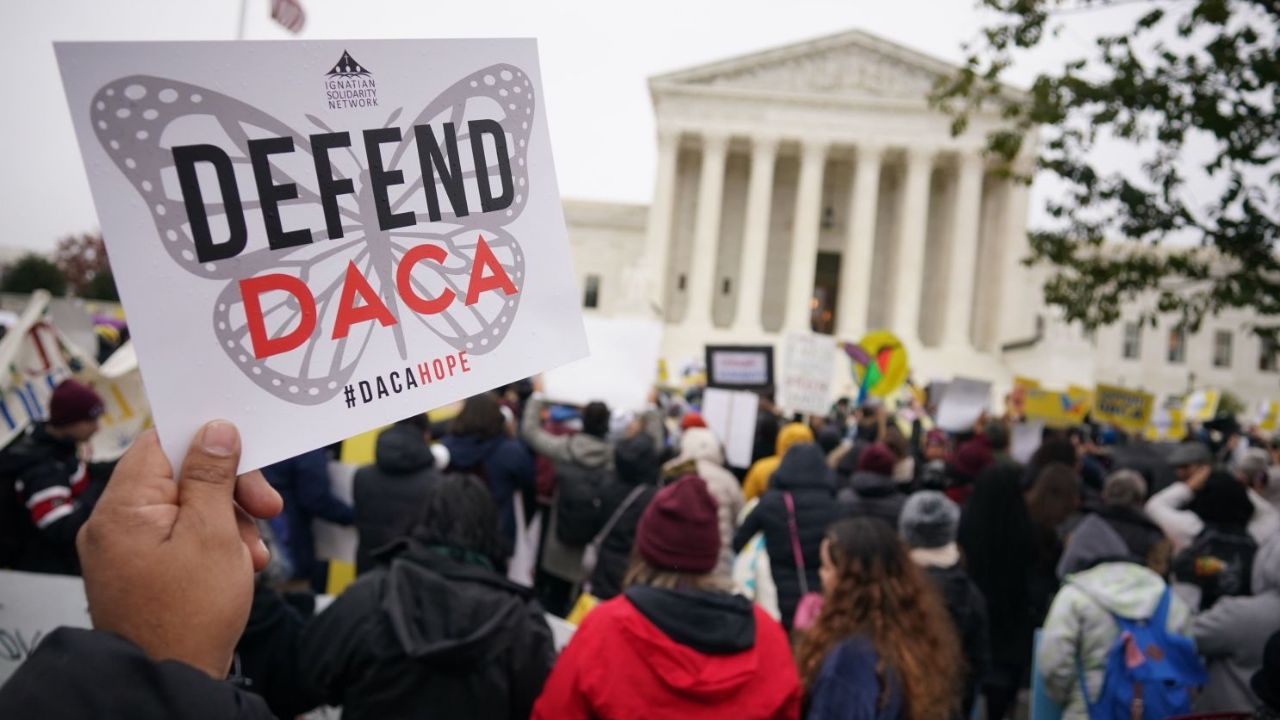 Donald Trump va de nuevo por la eliminación del programa DACA para proteger a jóvenes migrantes