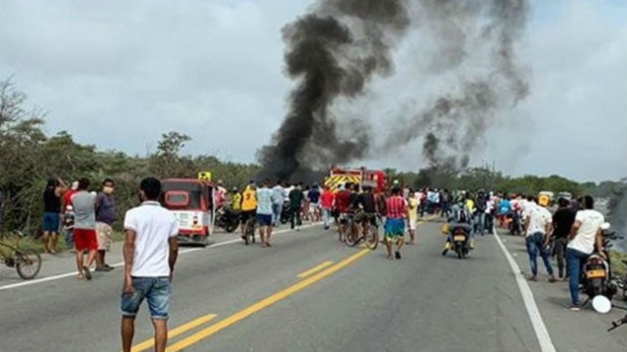 Camión cisterna cargado de gasolina se incendia en Colombia; hay siete muertos