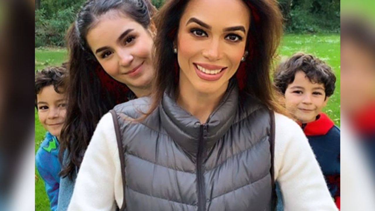 Bibi Gaytán demuestra sus dotes culinarios al preparar un platillo junto a su familia