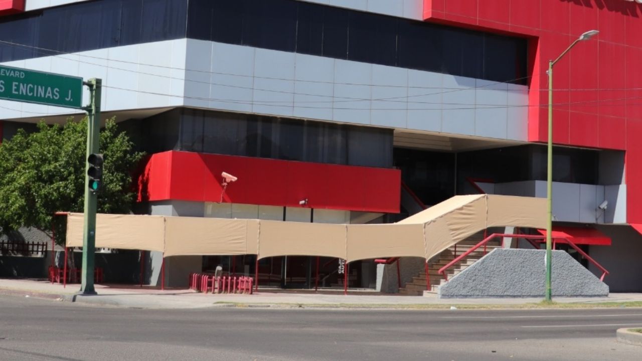 Protección Civil supervisa instalación de sombras en bancos para mitigar temperaturas