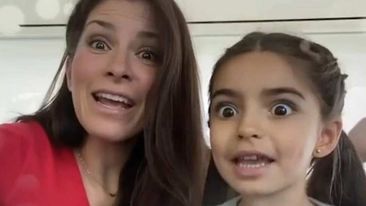 VIDEO: Alessandra Rosaldo se mete en aprietos por ‘patear’ a su hija en TikTok