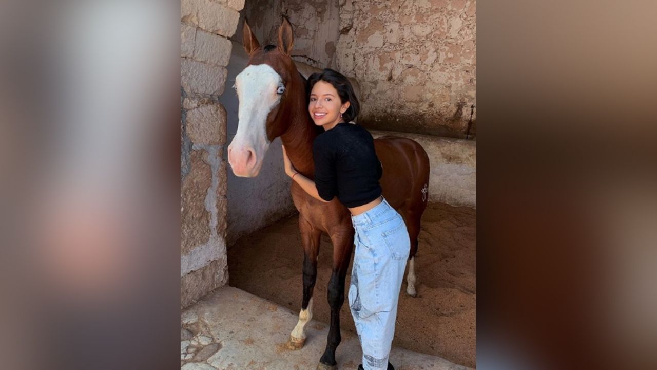 Ángela Aguilar estremece Instagram al lucir como un ángel en apretado vestido