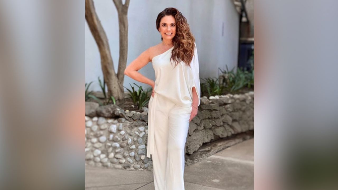 Penélope Menchaca encanta a fans al bailar en coqueto vestido amarillo