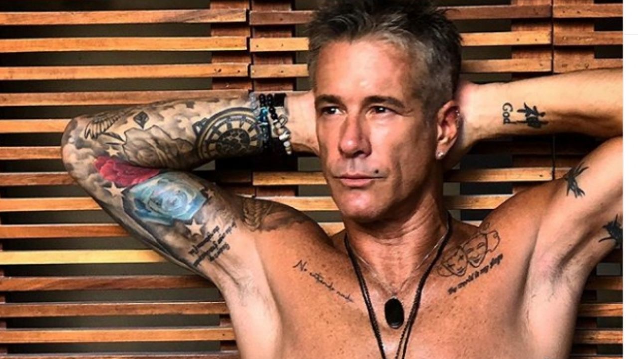 Fernando Carrillo, sin pudor alguno, sube atrevida foto y por poco enseña de más
