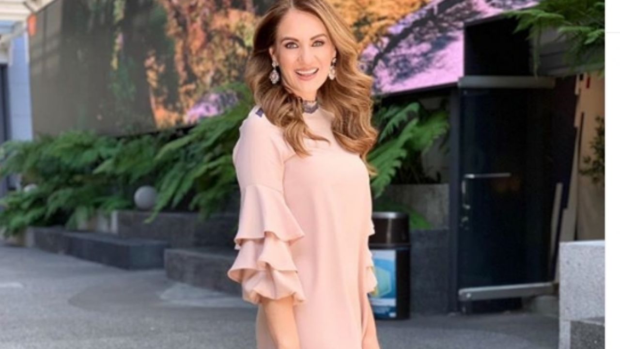 Flor Rubio roba suspiros en ‘VLA’ al presumir sus curvas en asfixiante vestido ‘rojo pasión’
